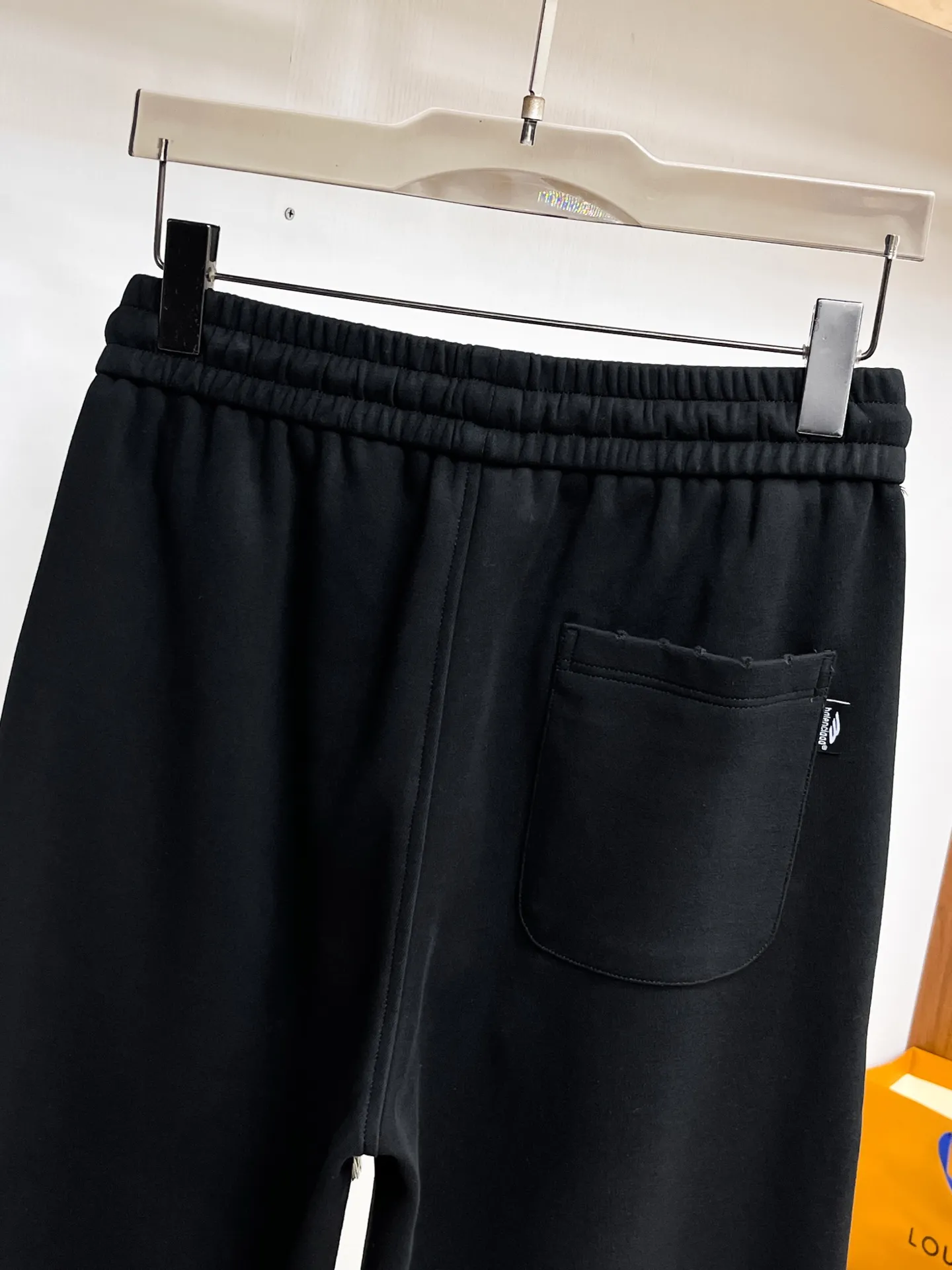 Balenciaga 🆕2026 Autumn and Winter New Arrival Casual Pants! The official website will be released simultaneously. Brand Classic LOGO casual pants, customized fabrics, excellent comfort and strong touch. Highly recognisable, perfect appearance and craftsmanship. Size:M-3XL